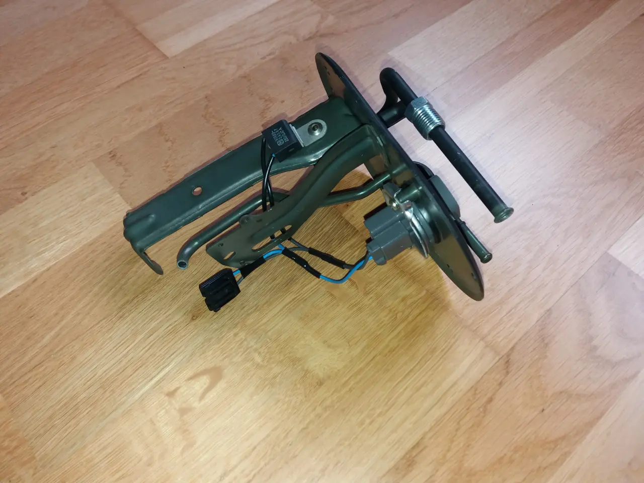 Billede 4 - Beslag brændstofpump Toyota Carina /Corona mf.