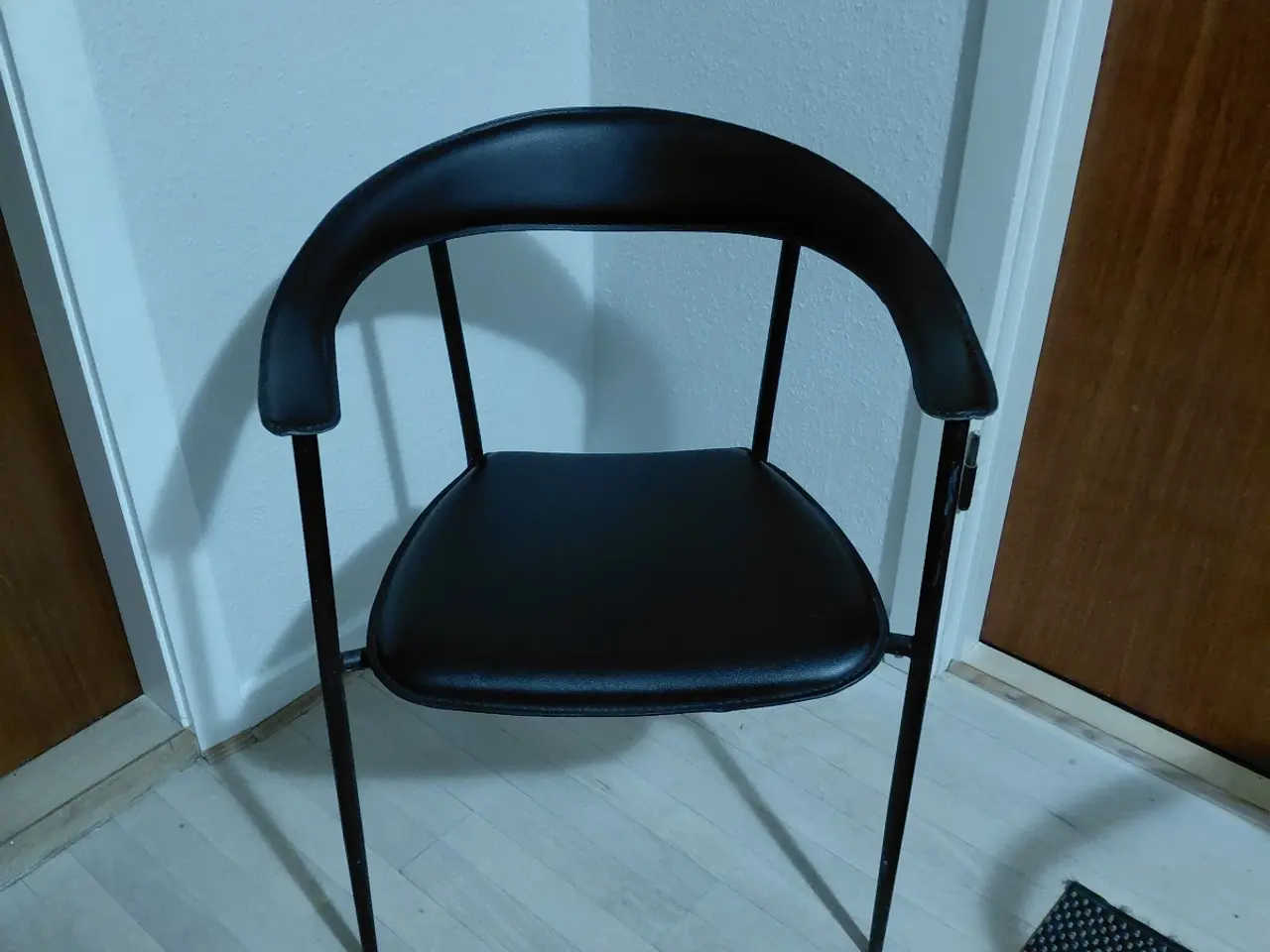 Billede 1 - Stol i metal m. kernelæder i sæde og ryg.