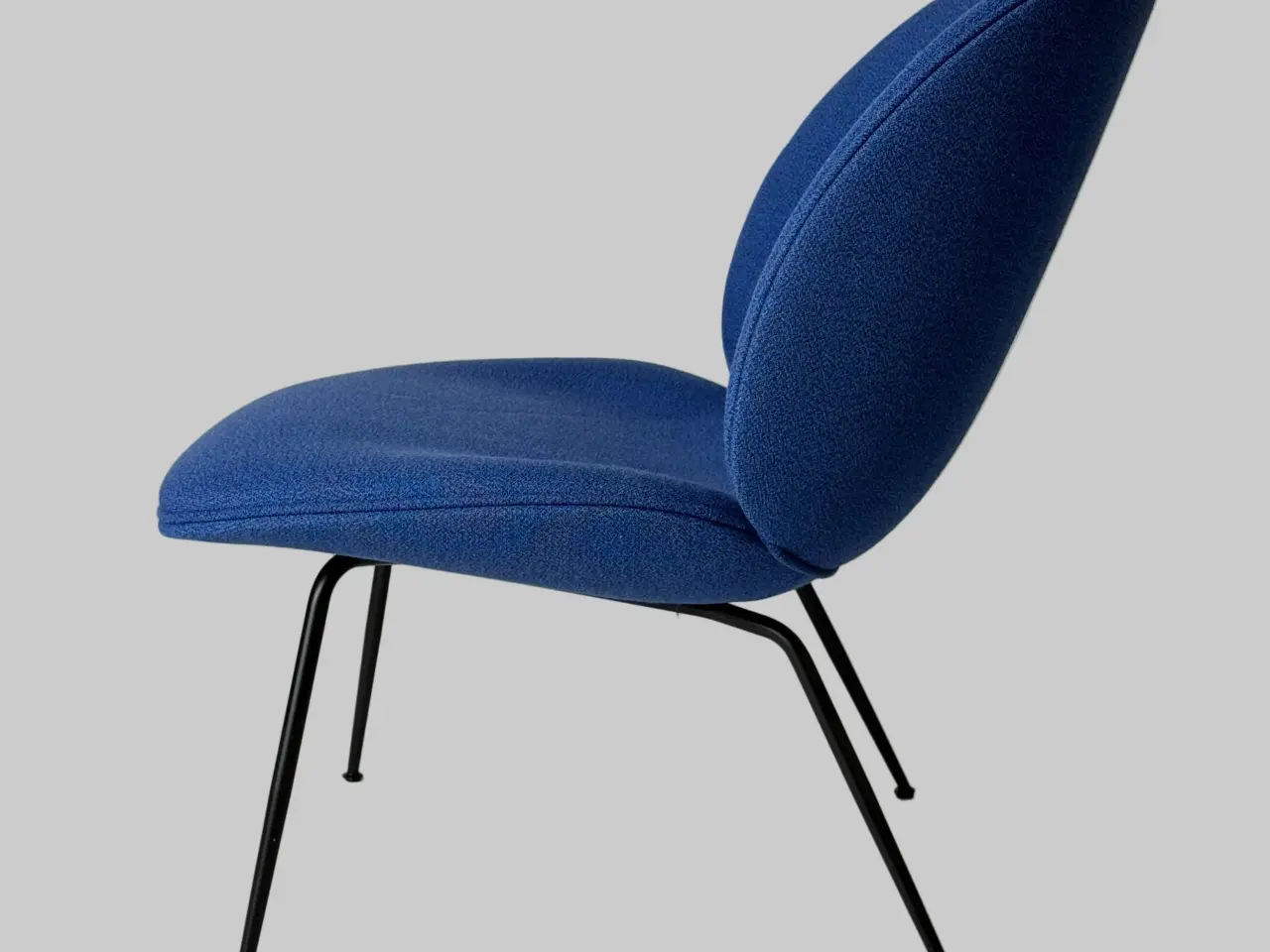 Billede 4 - GUBI Beetle Loungestol – Blå med Sort Stel