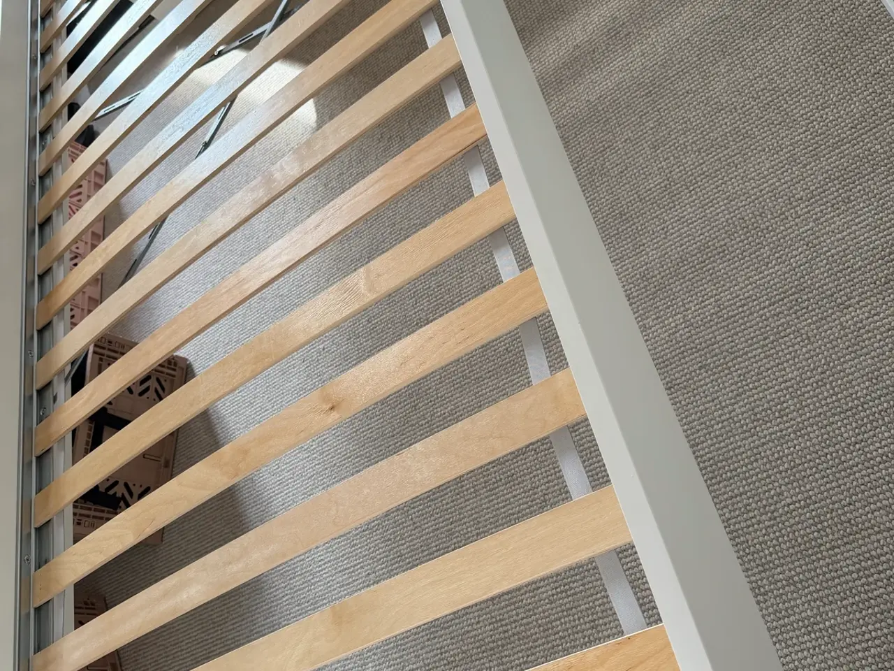 Billede 2 - Ikea Hvidt sengestel med lamelbund