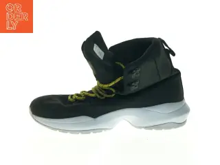 Sorte sneakers med højt skaft fra Arkk (str. 30 cm lang)