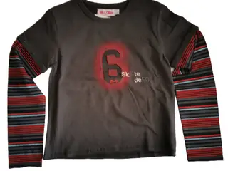 T-shirt med aftagelige ærmer.