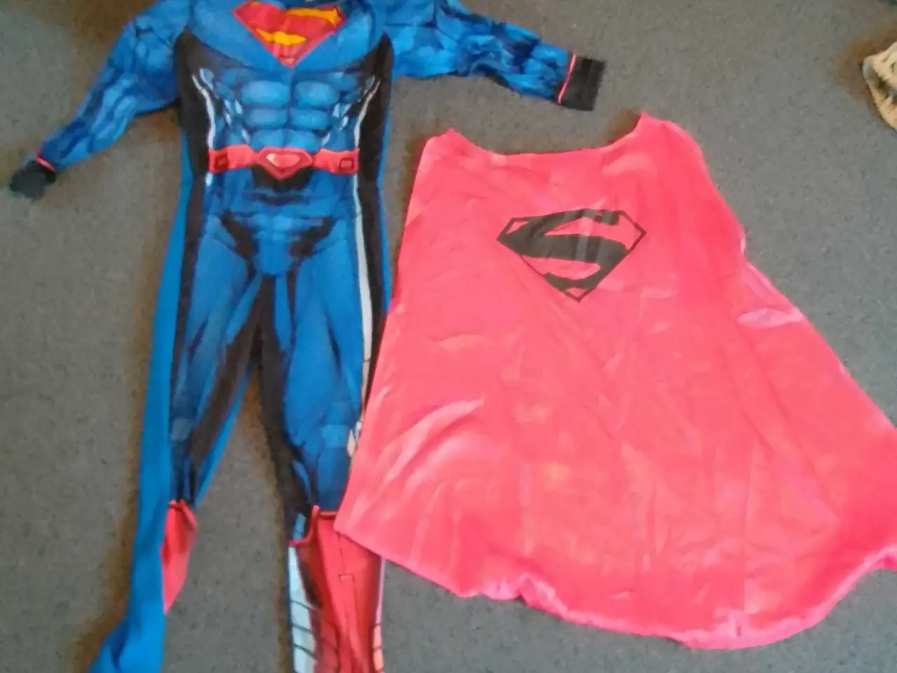 Billede 1 - Superman m.indbygget muskler Str 110-116