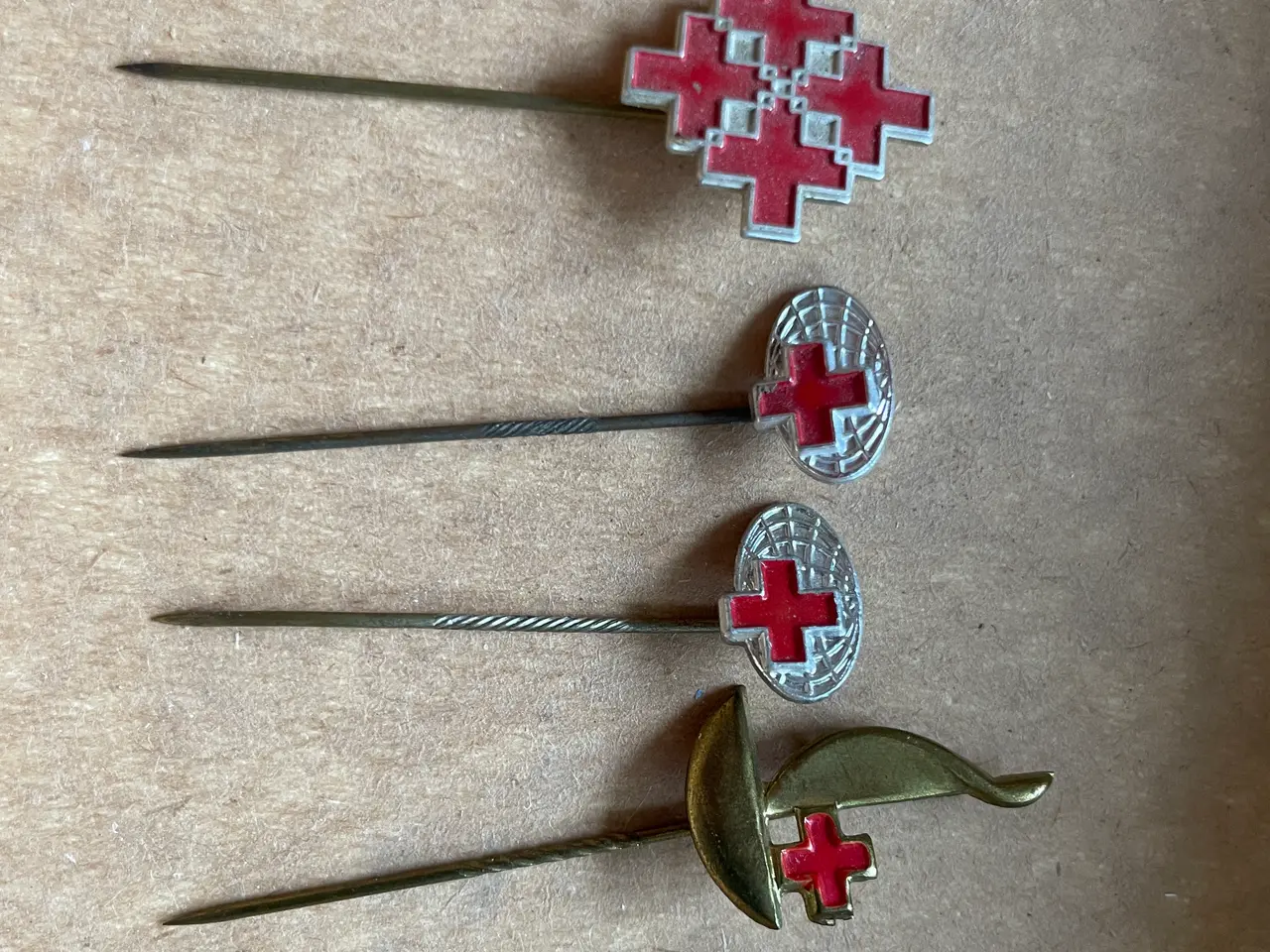 Billede 1 - 4 vintage nåle med Røde Kors