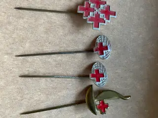 4 vintage nåle med Røde Kors