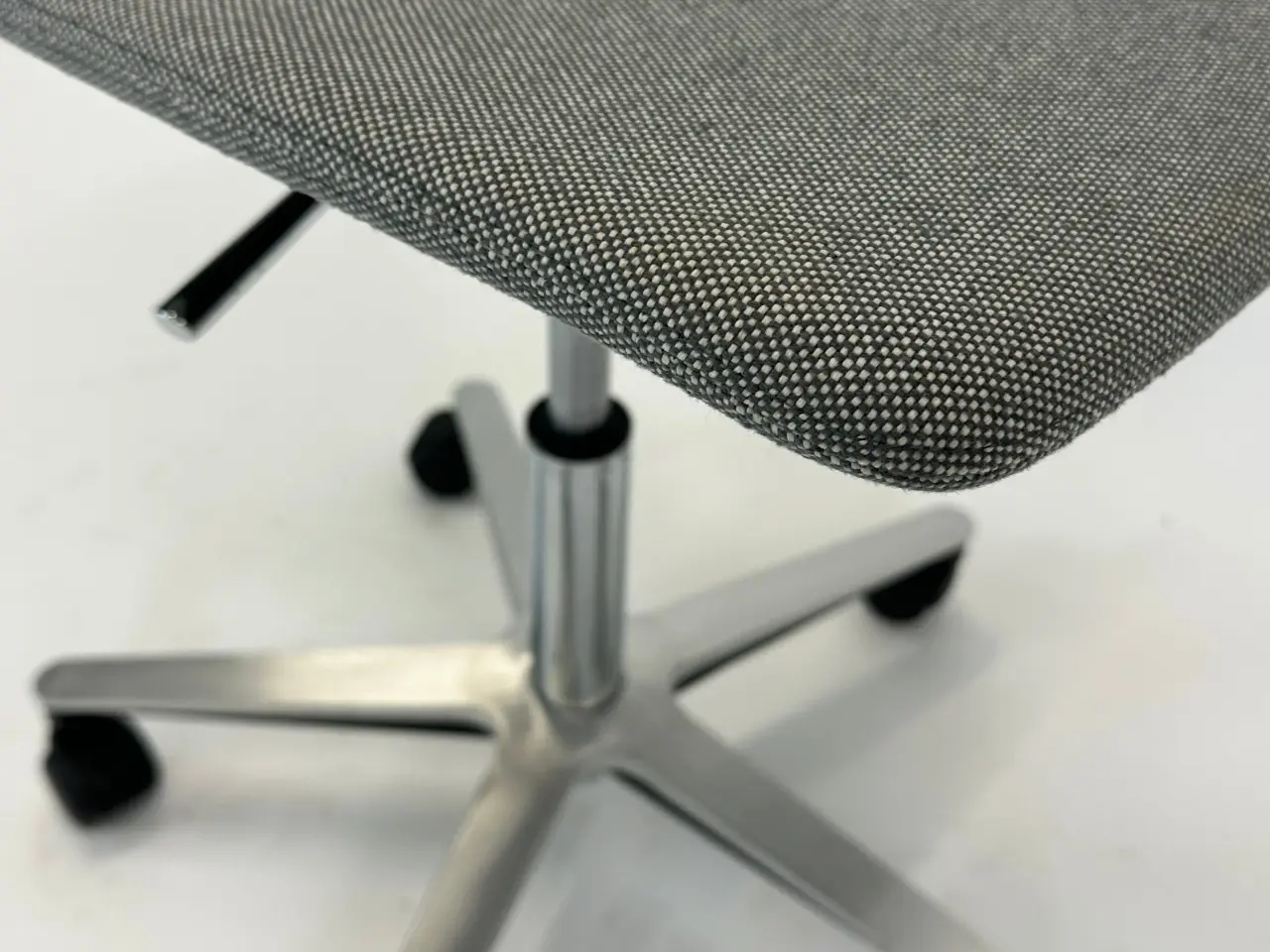 Billede 6 - Magnus Olesen Butterfly Swivel Stol – Grå med Krom Stel