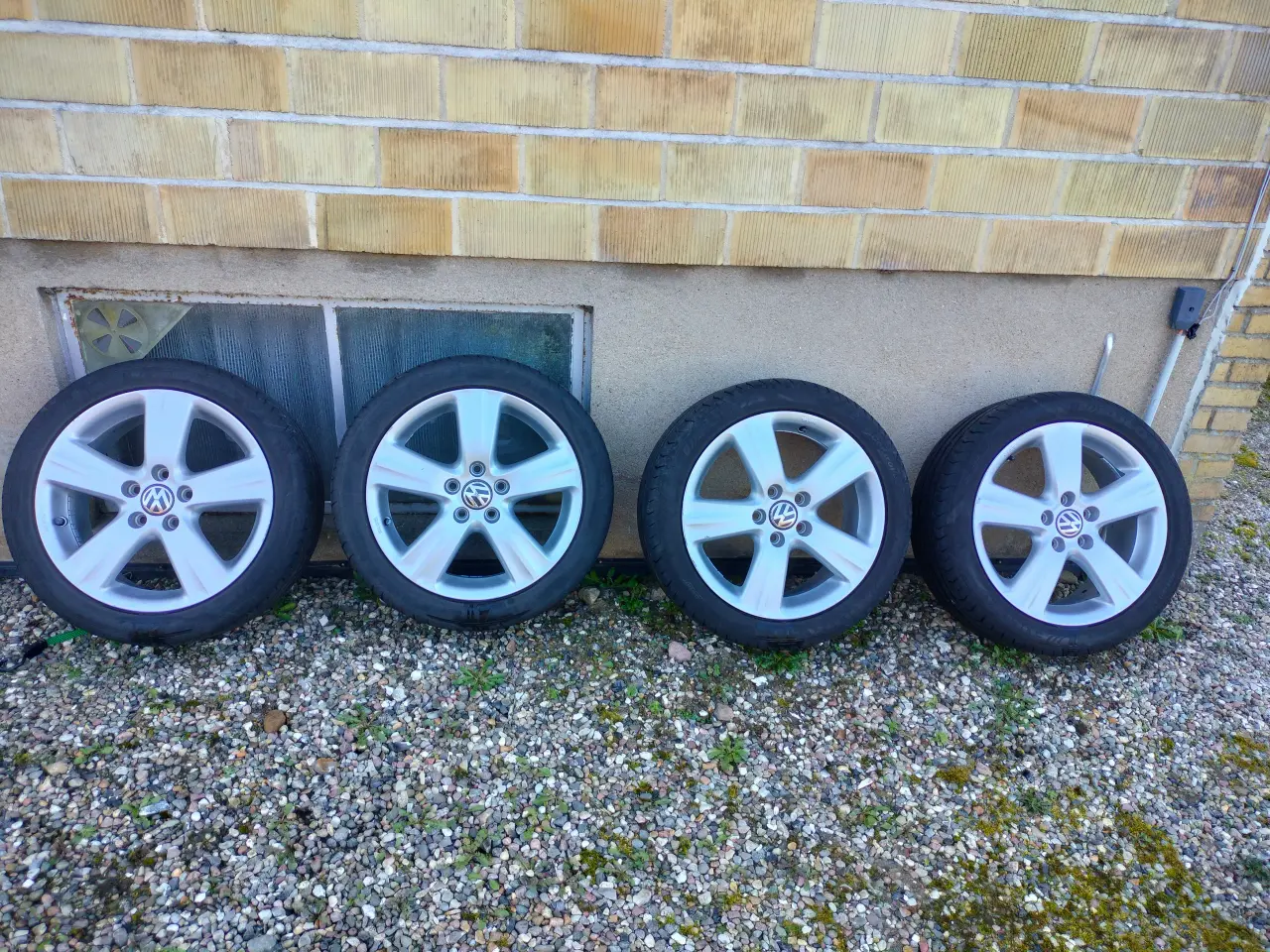 Billede 1 - Sommerdæk 225/45 R17 på VW alufælge