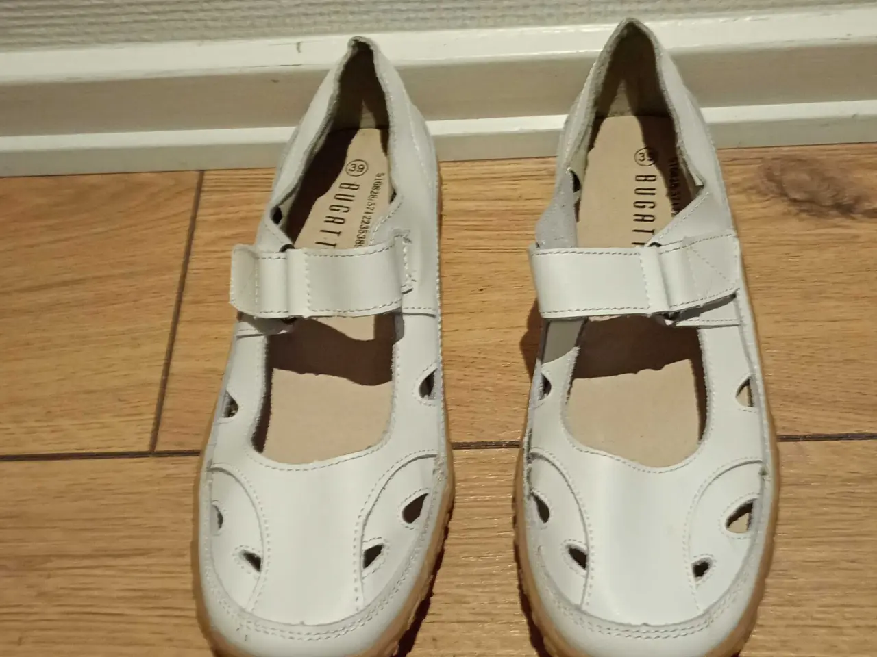Billede 1 - Fine damesandaler, BUGATTI, skind, hvid, str. 39.