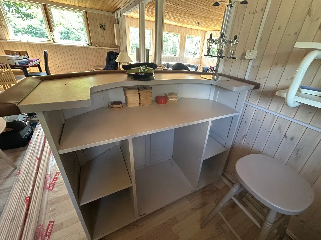 Billede 5 - 4 høje barstole og bar