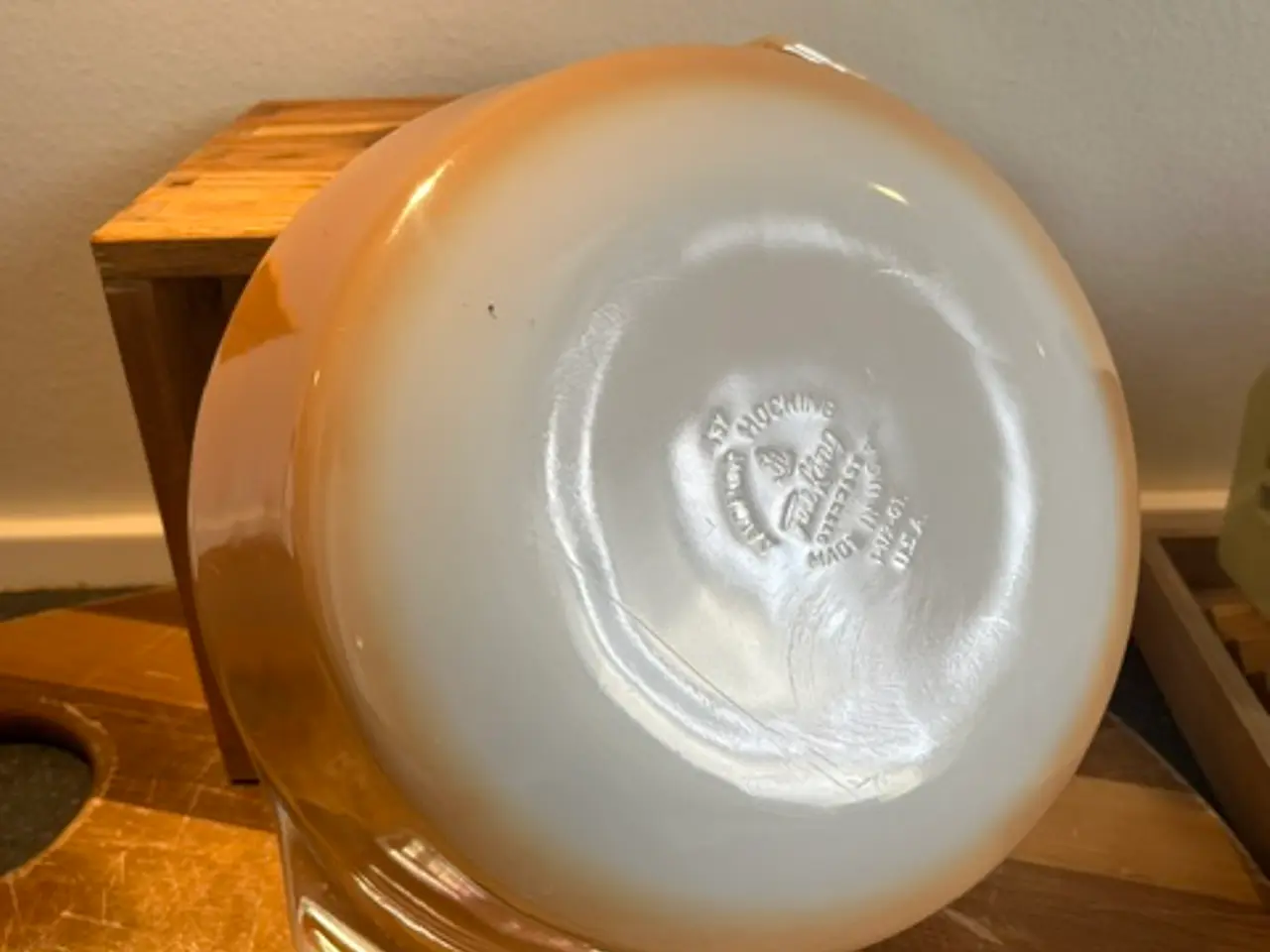 Billede 6 - Smukt sæt: 2 vintage Fire-King skåle i Peach Lustr