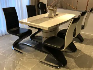 Flot spisebordsæt til salg