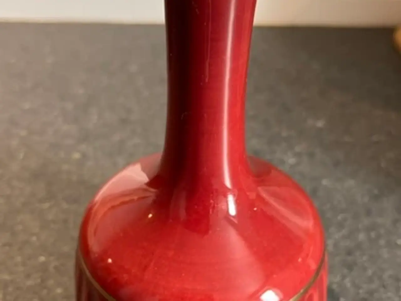Billede 2 - Johgus Bornholm Keramikvase – Rød m. guld (Nr. 473