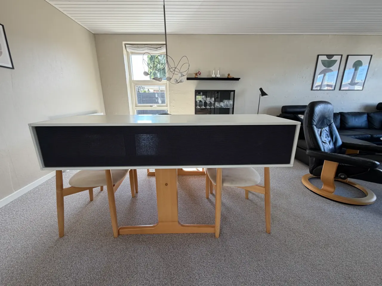 Billede 1 - Square hvid væghængt tv-møbel med sort stofklap.