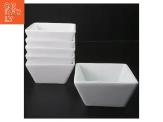 Sæt af seks hvide firkantede skåle (str. 6 stk 11x11 cm)