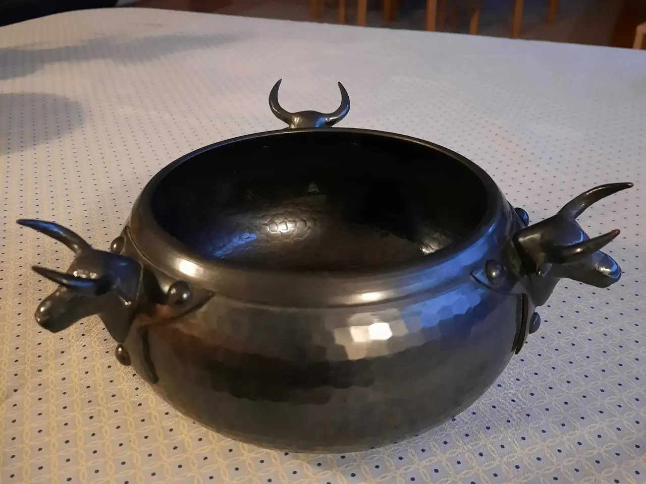 Billede 1 - Kobberbowle med tyrehoveder
