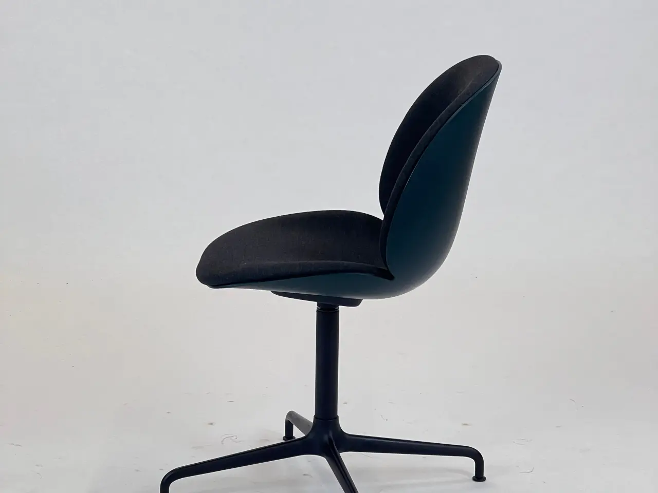 Billede 4 - GUBI Beetle Meeting Chair Stol – Grøn med Sort Stel