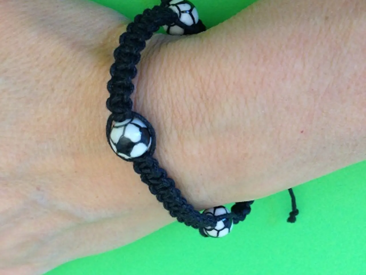 Billede 5 - Armbånd med fodbolde - glasperler