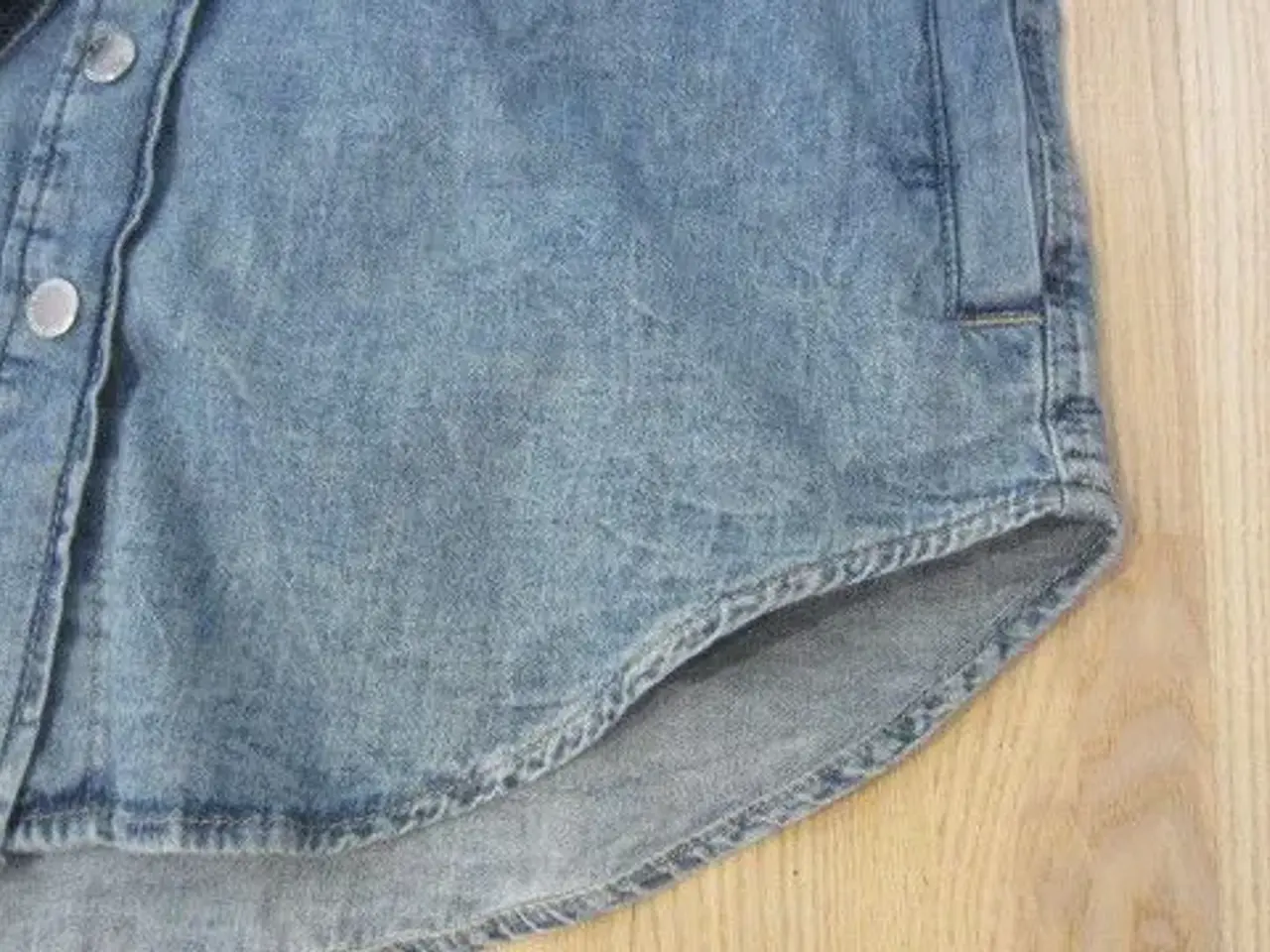 Billede 3 - Str. XS, blød cowboyskjorte m. hætte