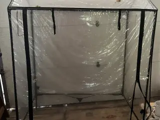 Mini drivhus i plast.