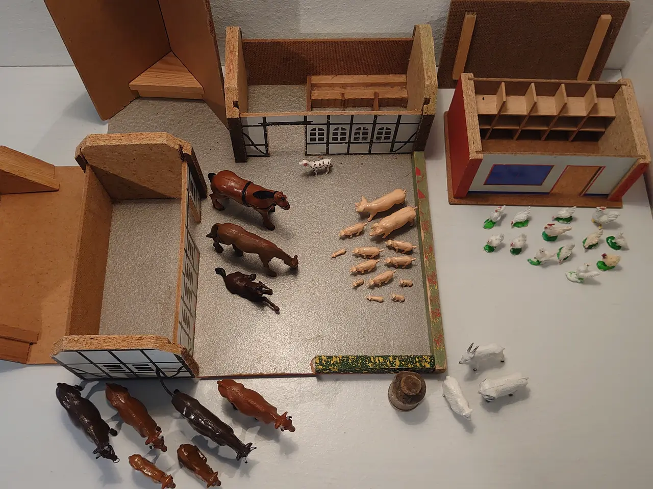 Billede 6 - Velholdt træ bondegård med 40 dele inkl Lego junge