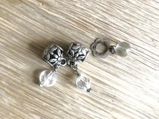 3 forskellige vedhæng med klare perler.