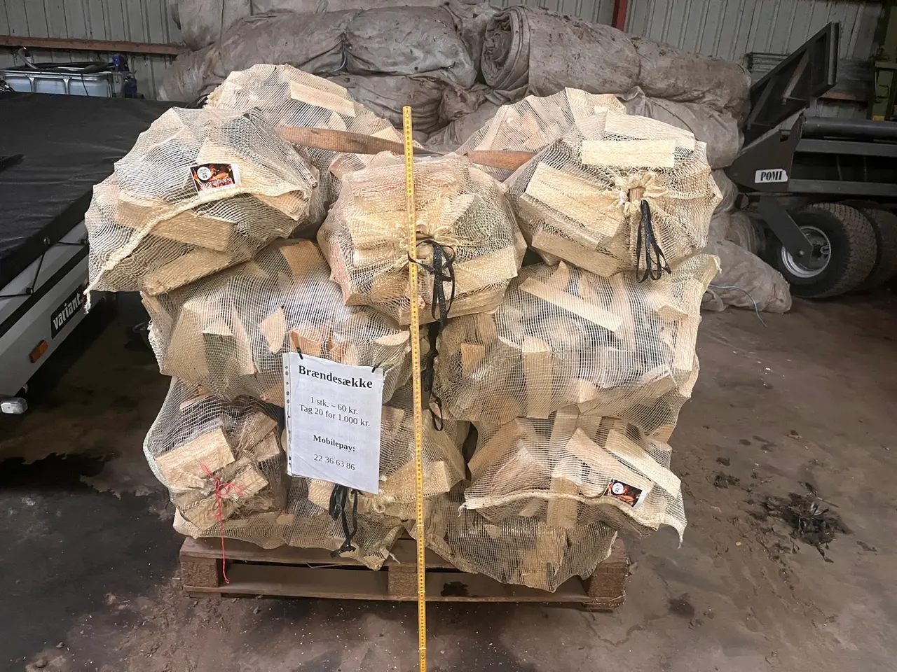 Billede 2 - Brændesække ca. 20 kg, knastørt, 60 kr. stk.