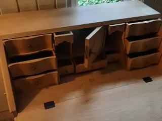 Sekretær/chatol i massiv eg