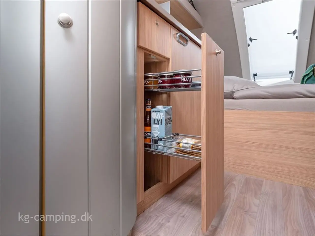 Billede 11 - 2024 - Tabbert T@b L 400 Basic   Populær lille kørevogn med fast dobbeltseng og toilet.
