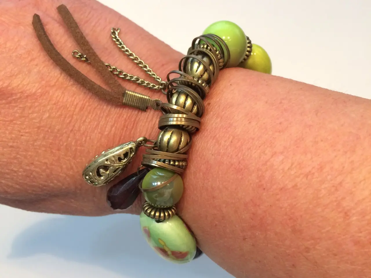 Billede 2 - Armbånd, grøn, boho, charms