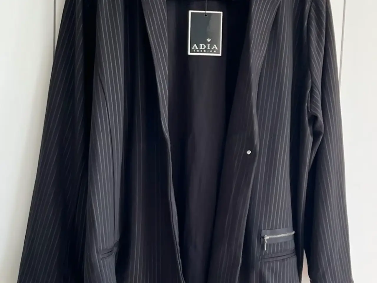 Billede 2 - Lang sort blazer fra Adia Fashion