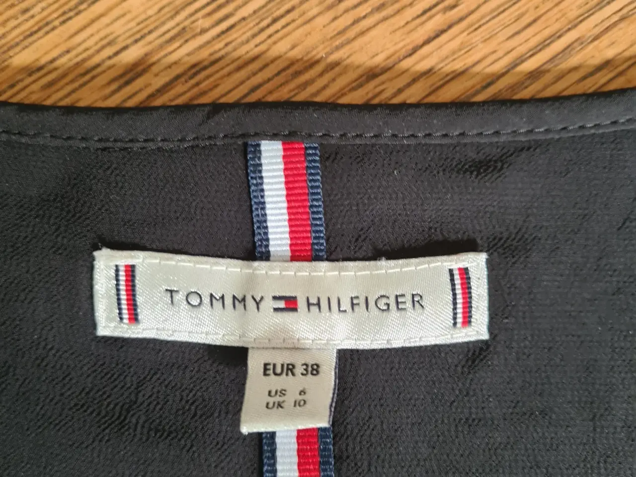Billede 2 - Tommy Hilfiger skjorte, sort – str. 38