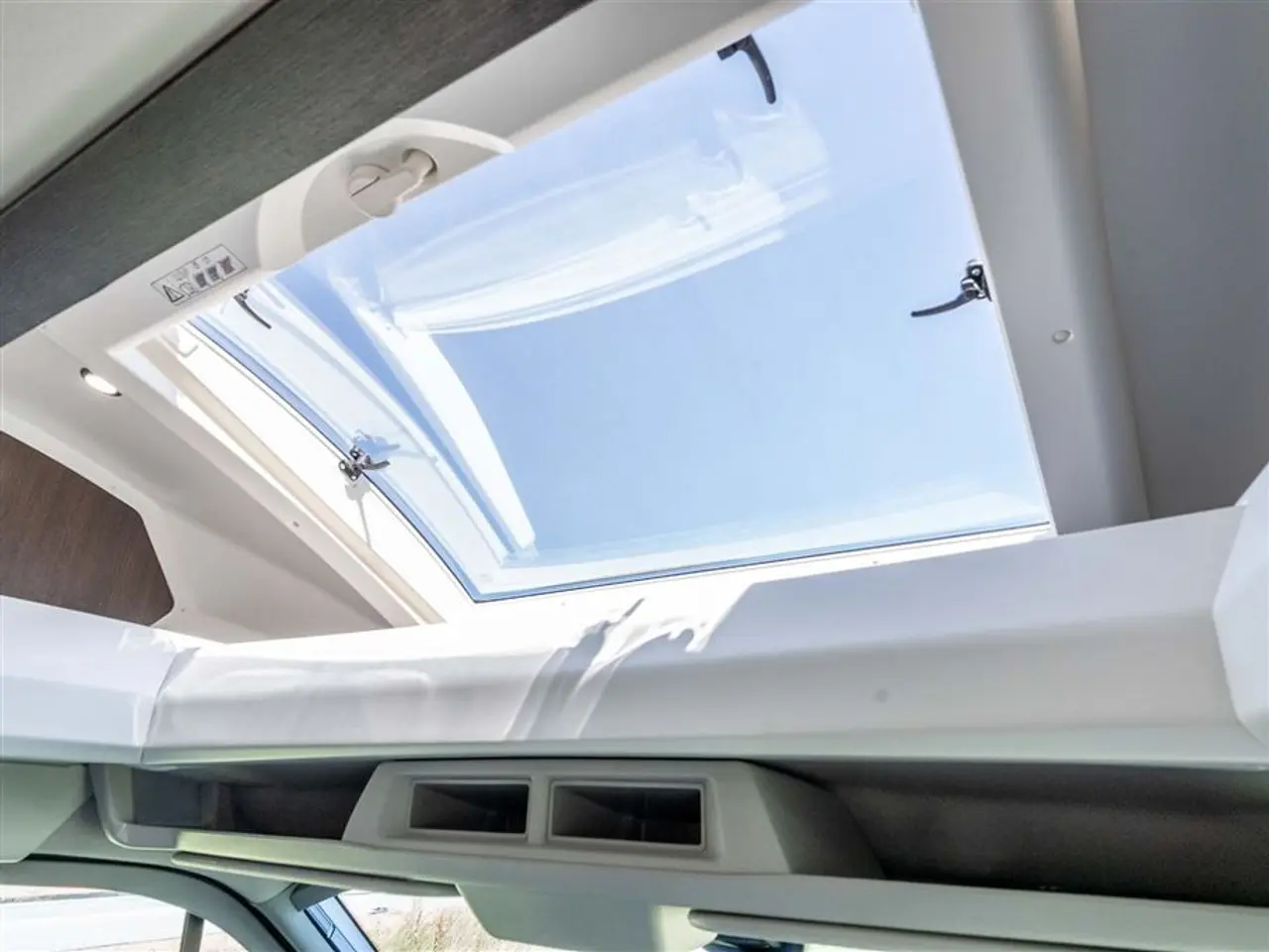 Billede 25 - 2022 - Benimar Tessoro 488 NK Rummelig camper med face-to-face siddegruppe