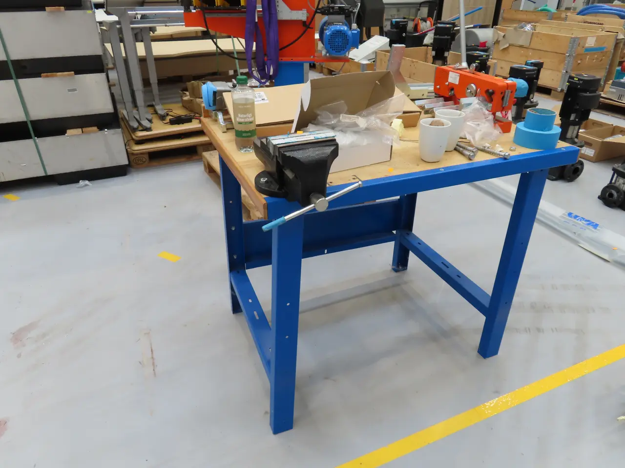 Billede 2 - Arbejdsbord med skruestik samt hydraulisk profiljernsaks HAWA 2671
