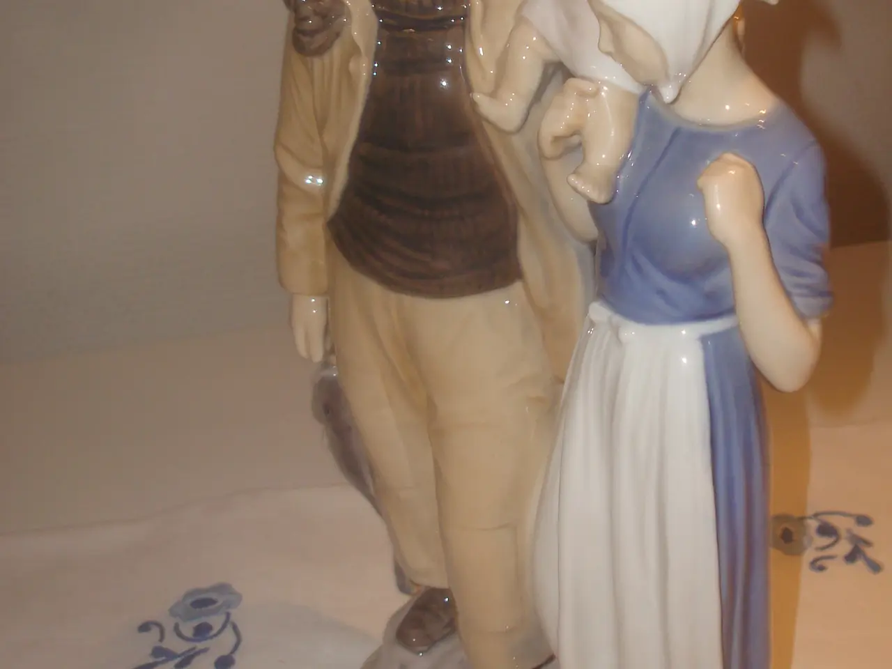Billede 3 - FISKERFAMILIE B&G, stor, præsentabel 32 cm høj,