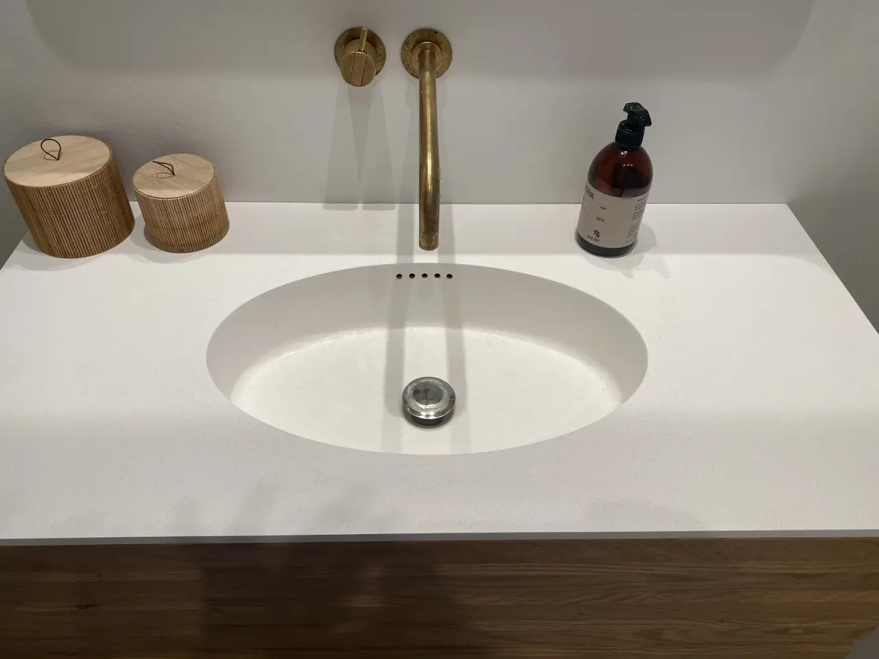 Billede 1 - Helstøbt håndvask/bordplade i Salt White.