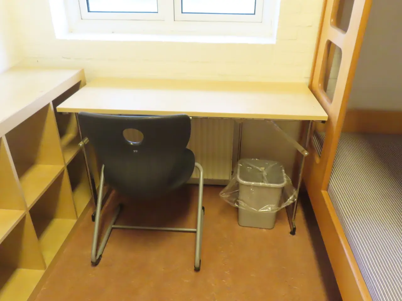 Billede 2 - Indhold på værelse af bord, køjeseng, skab mv.