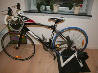Giant racercykel med træningsstativ