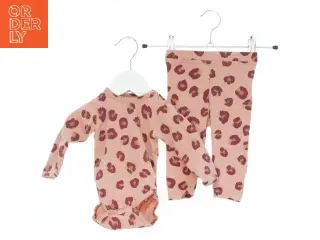 Baby dragtsæt med leopardprint fra Petit (str. 62)