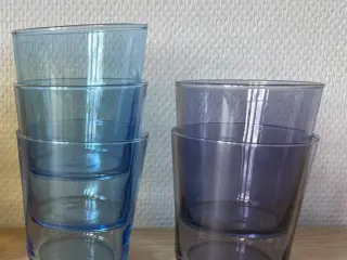 Blå og lilla drikkeglas = 5 kr./stk.