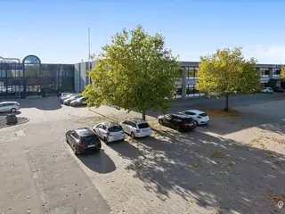 Erhvervslejemål på 529 m² i stueplan med fleksible kontor- og lagerfaciliteter i Vojens nær E45