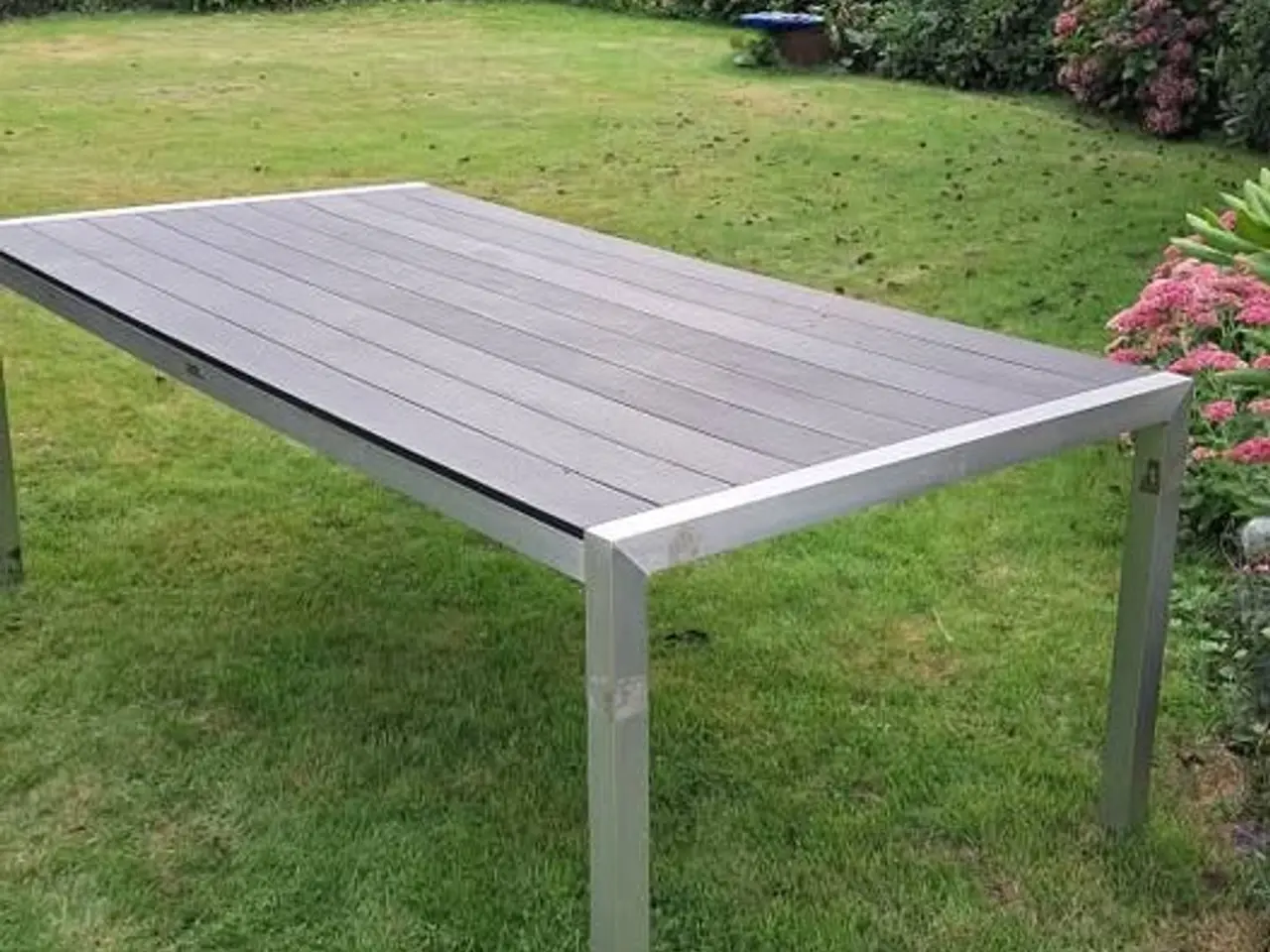 Billede 1 - Pænt havebord . mærke : Living Elements. Kun 300