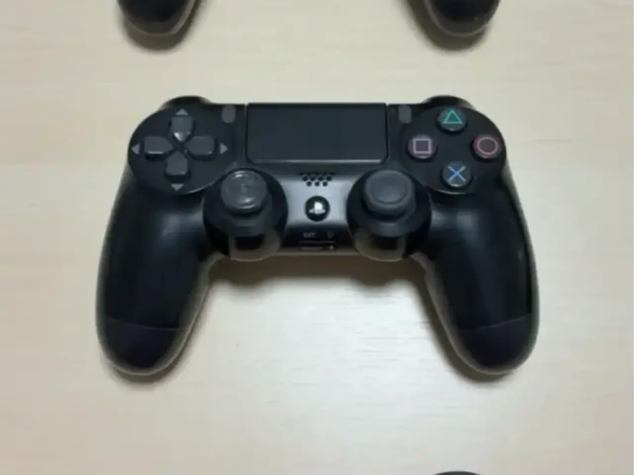 Billede 2 - PS4 Slim 500 GB med 3 controllere og Fifa 18