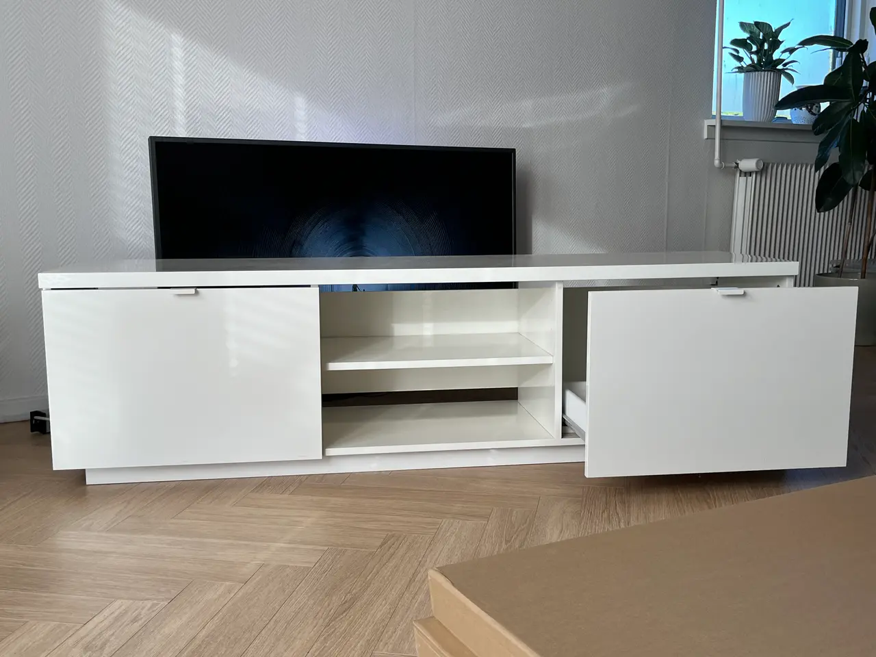 Billede 4 - Hvidt tv-bord fra Ikea