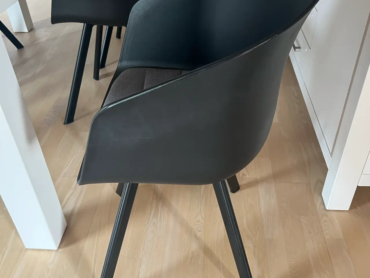 Billede 5 - Spisebord i hvid højglans m. 6 stole.