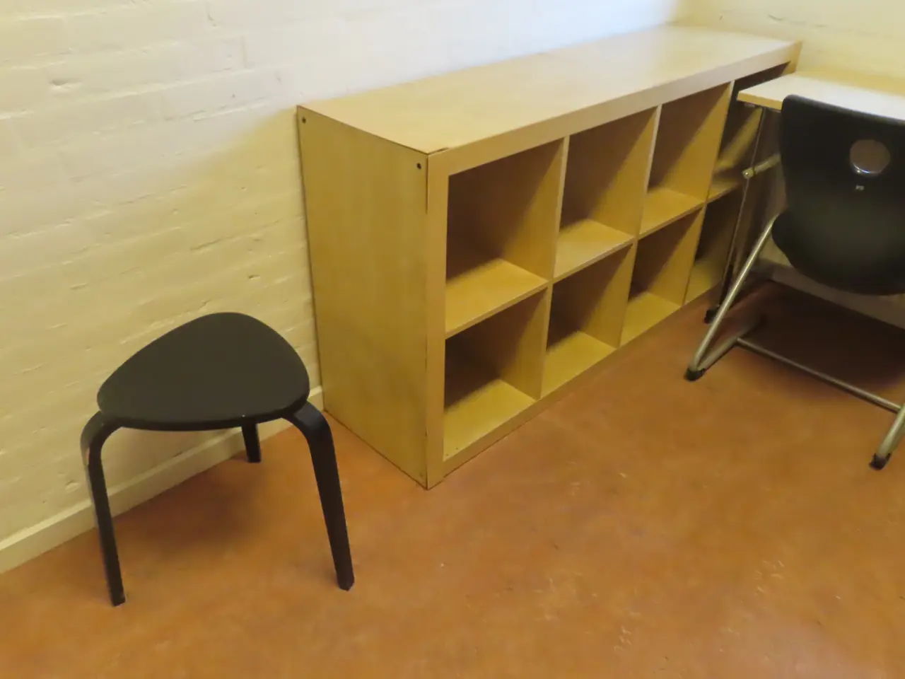 Billede 3 - Indhold på værelse af bord, køjeseng, skab mv.