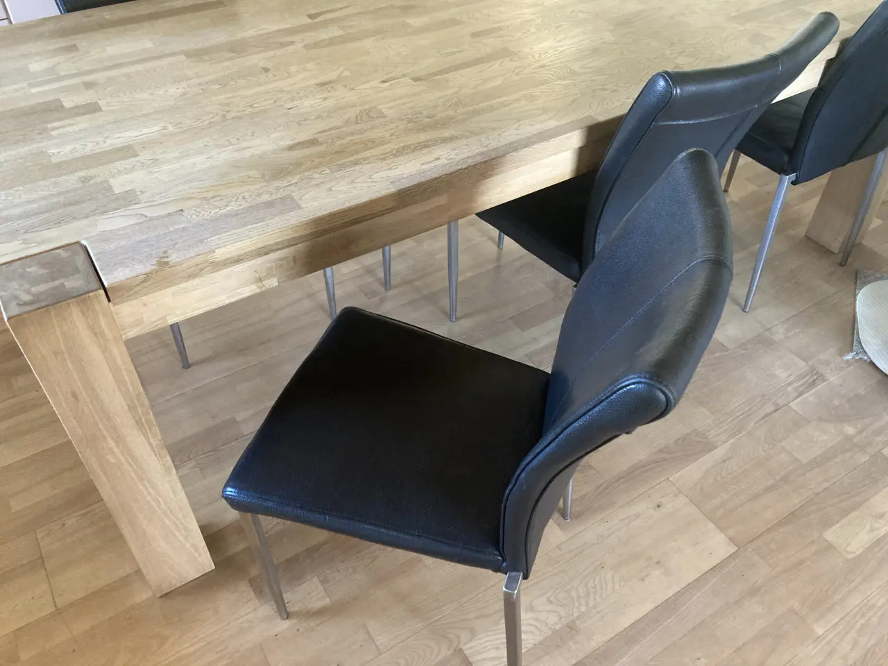 Billede 3 - Spisebord i ubehandlet Eg, med 6 stole.