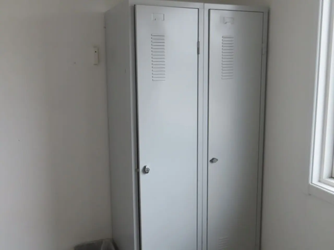 Billede 2 - Indhold på værelse af bord, seng, skab mv.