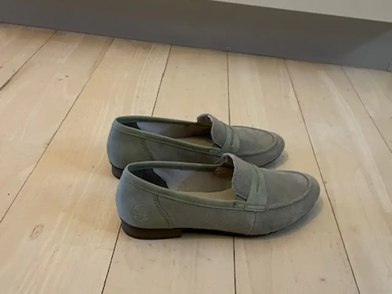 Billede 2 - Loafers fra Rieker i støvet grøn ruskind