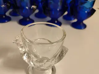   BLÅ GLAS ÆGGEBÆGRE udformet som kylling / høne