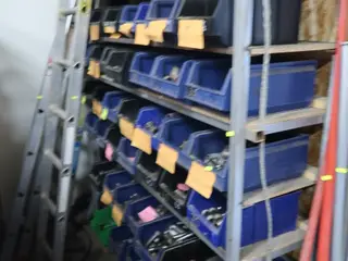 Div. fittings på reol